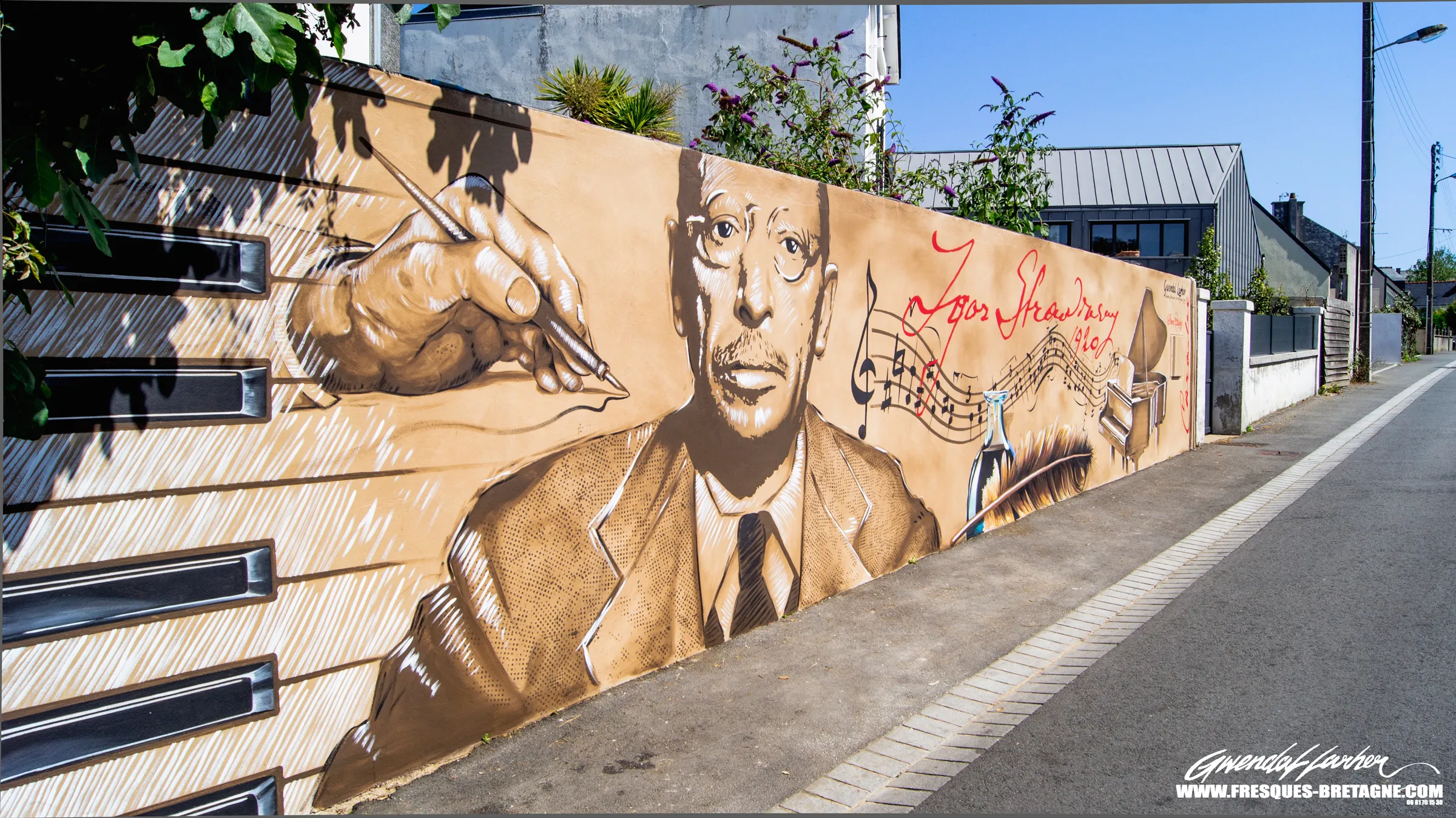 Vue de 3/4: portrait d'Igor Stravinsky, main et clavier de piano peints, Carantec